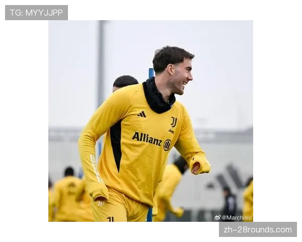 特写：弗拉霍维奇罚入点球后指向天空，纪念逝世恩师